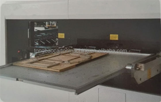 Automatische platbed-creasing- en die-snijmachine voor de vervaardiging van golfkarton