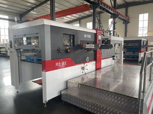 Veelzijdige toepassingen Hoog snelheid automatische platte bed die snijden en creasing machine