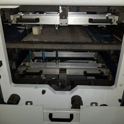 Semi-automatische platte matrassnijmachine voor de verpakking van grote dozen