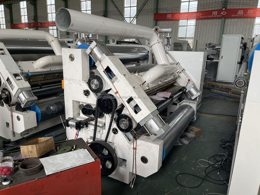 Machine voor het maken van een enkelzijdige, vingerloze, van papier gewalste doos voor de verpakkingsmachine