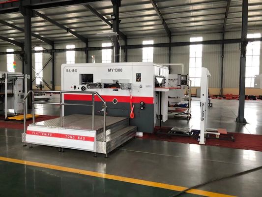Semi-automatische platte bed gegolfde papier die snijmachine met volledige afvalverwijdering voorraad
