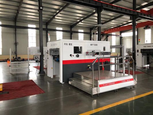 Semi-automatische platte bed gegolfde papier die snijmachine met volledige afvalverwijdering voorraad