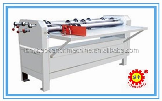 Snijdmachine voor het snijden en afschudden van golvend karton met plastic verpakkingsmateriaal voor het rollen van papier