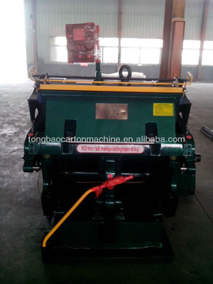 Handmatig gegolfde plaat karton pizza doos platbed die cutter en creasing press machine