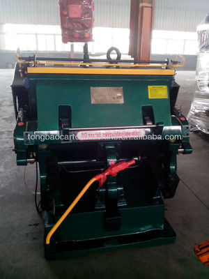 Handmatig gegolfde plaat karton pizza doos platbed die cutter en creasing press machine