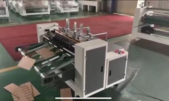 Semi-automatische bewerkingsmachine voor het vervaardigen van gewalste platen